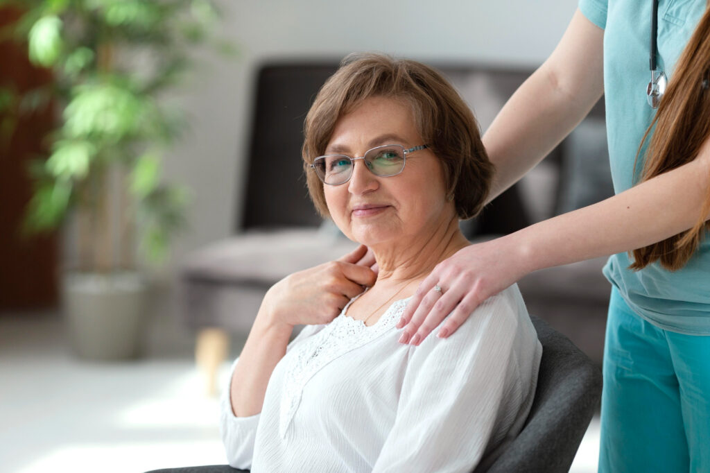 lächelnde ambulante Intensivpflege Patientin mit Pflegekraft