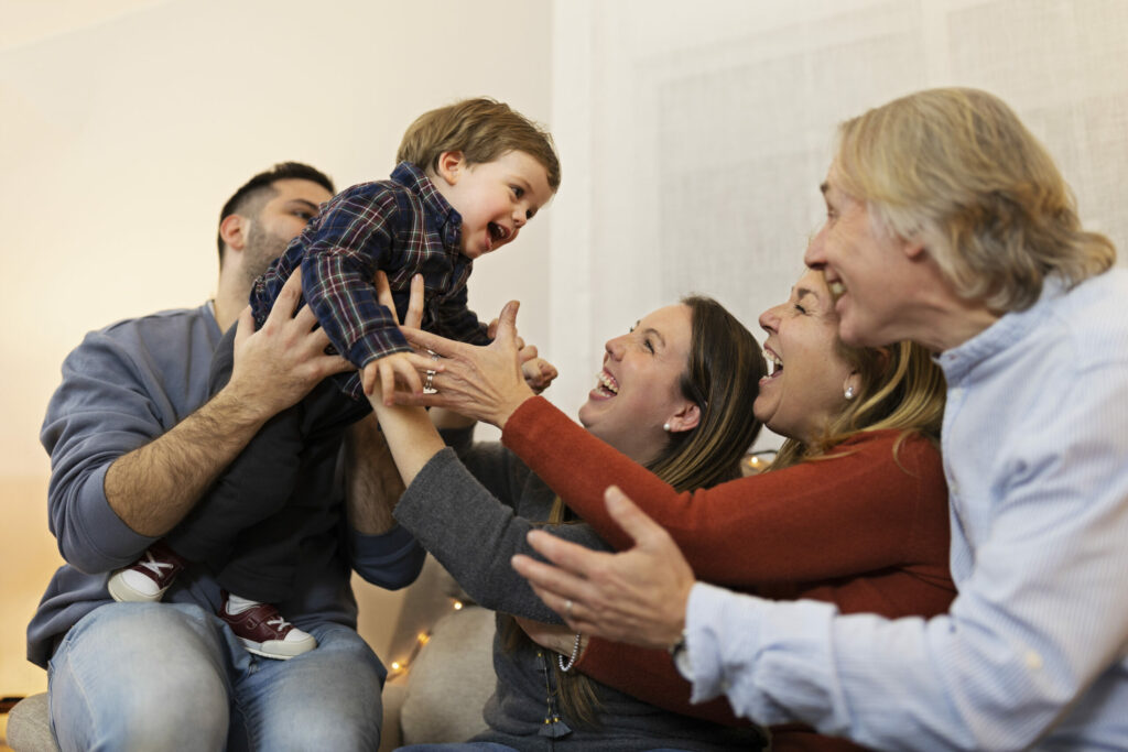 Lachende Familie mit Kleinkind Familienpflege